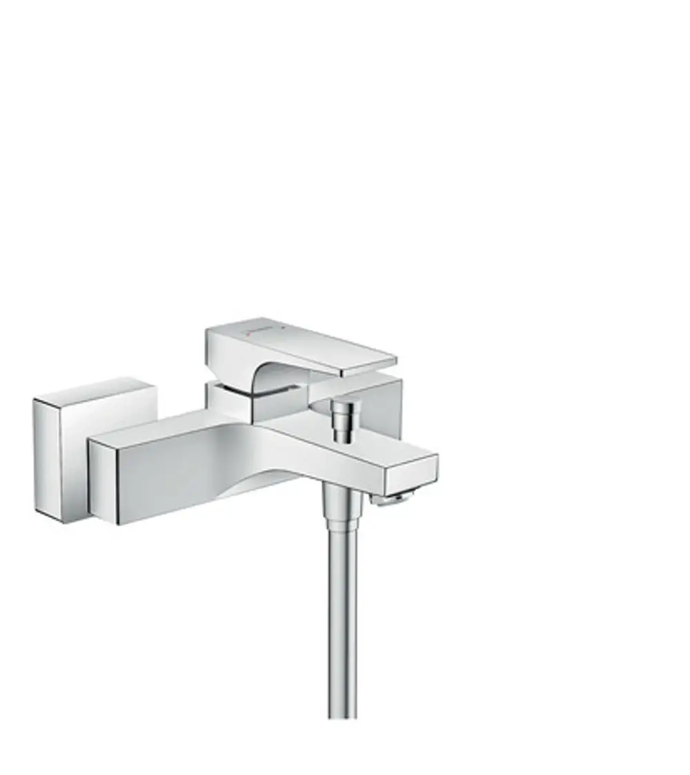Aufputz Einhebel-Wannenmischer aus Chrom von Hansgrohe mit seitlichem Hebelgriff und Wasserabfluss. Simplistisches Design für die Badinstallation.